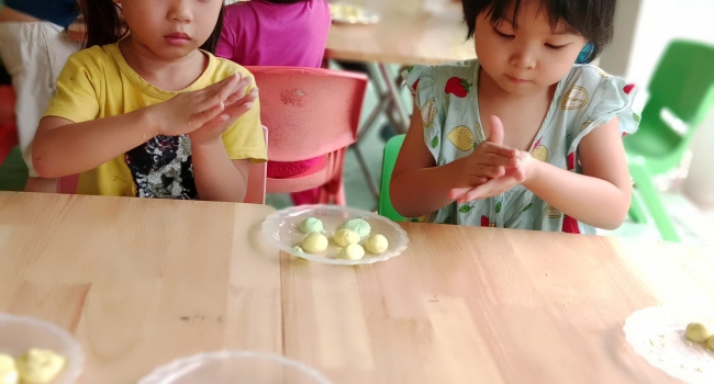 Hoạt động trải nghiệm làm bánh trôi của lớp ghép 5 tuổi – Cuông 2 nhân ngày 3/3